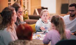 Brändi Dog-Turnier im Berner Generationenhaus mit sechs Personen am Spieltisch.