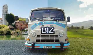 Der Bus von BIZmobil steht auf einer Strasse, im Hintergrund links ein Kirchturm, rechts eine Wiese.