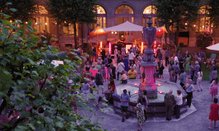 Tanzende Menschen im Innenhof des Berner Generationenhaus