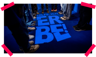 Schuhe von Jugendlichen um den Schriftzug HILFE, ICH ERBE! herum.