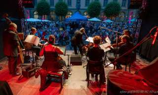 Blick von der Bühne ins Publikum am BeJazzSommer-Festival im Innenhof des Berner Generationenhaus. Foto: foto-graf.ch