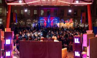 Volle Ränge vor der Bühne