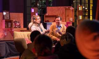 Frau und Herr Schneuwly beim Erbstücklotto auf der Bühne.