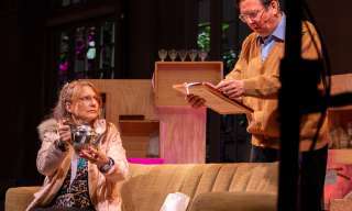 Herr und Frau Schneuwly betrachten Erbstücke