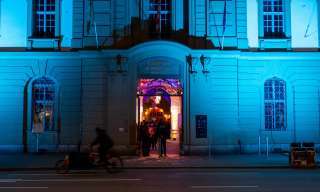 beleuchteter Eingang des Berner Generationenhaus