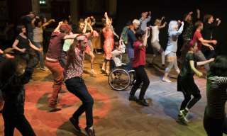 Menschen mit und ohne Behinderungen beim Tanzen. Bild: Sabine Burger