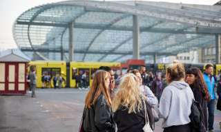 Gruppe Jugendlicher vor dem Berner Bahnhof