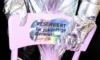 Ein Stuhl mit der Aufschrift "Reserviert für zukünftige Generationen"
